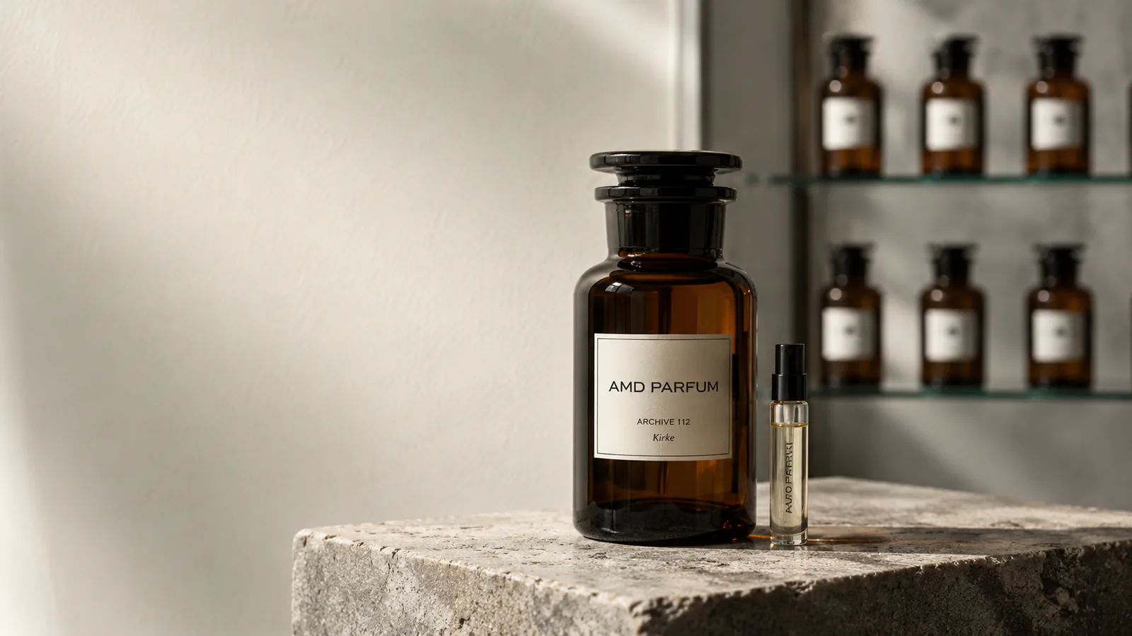 Янтарный флакон AMD PARFUM в архитектурном интерьере