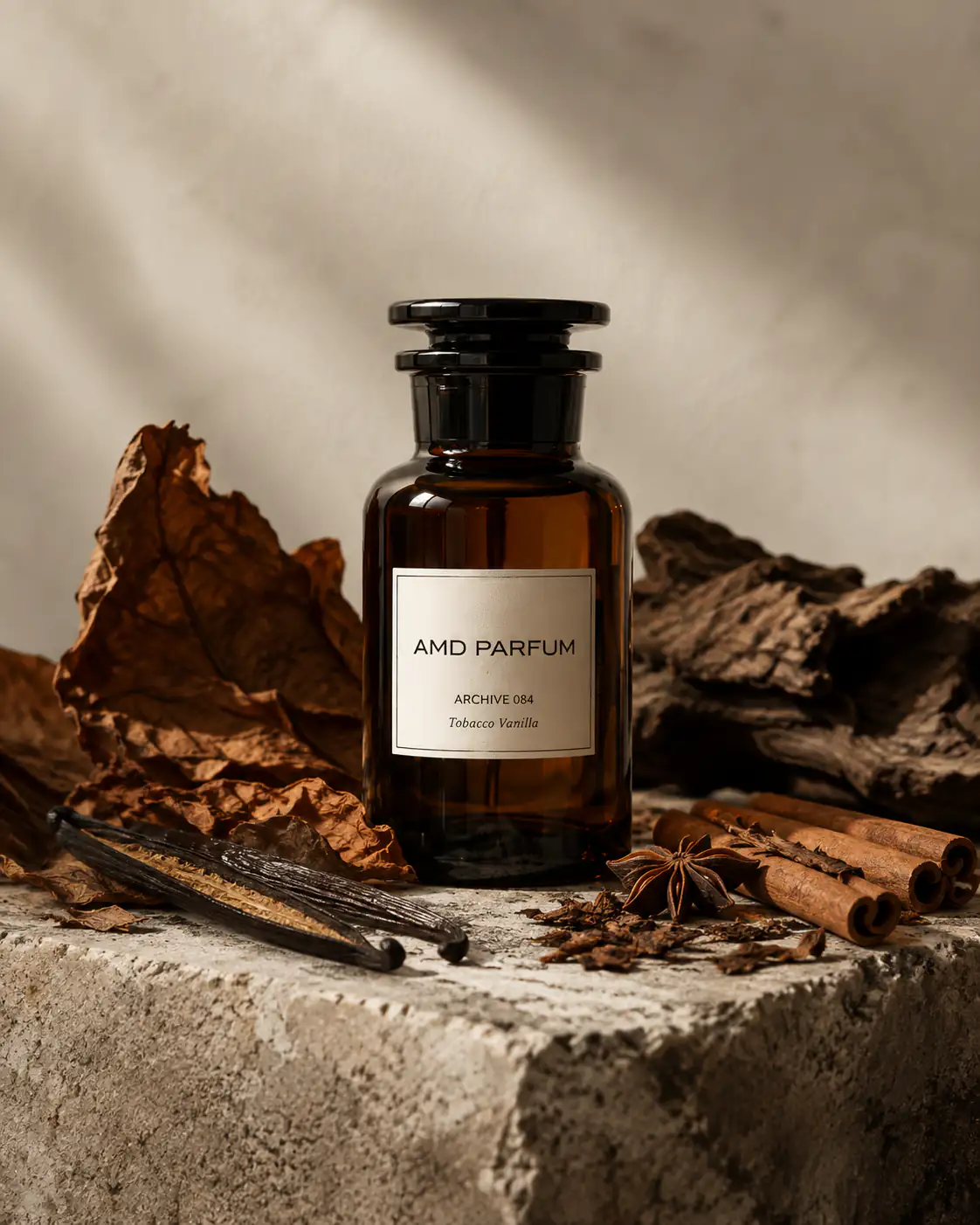 Флакон Archive 084 Tobacco Vanilla среди табачных листьев, ванили и корицы